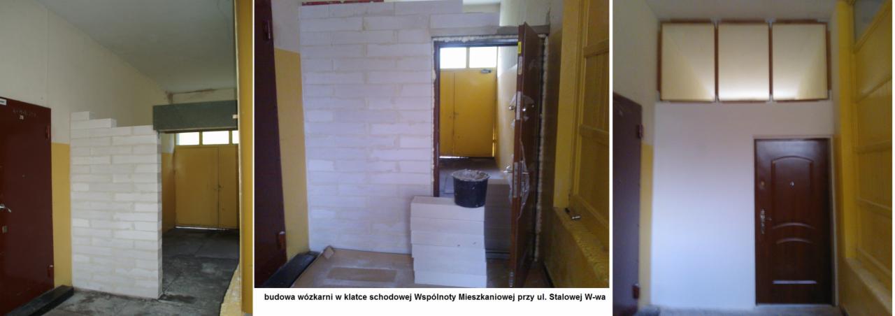 Budowa ścianki z białych bloczków na klatce schodowej. Widoczne drzwi wejściowe, żółte ściany i podłoga. Wiadro z zaprawą budowlaną.