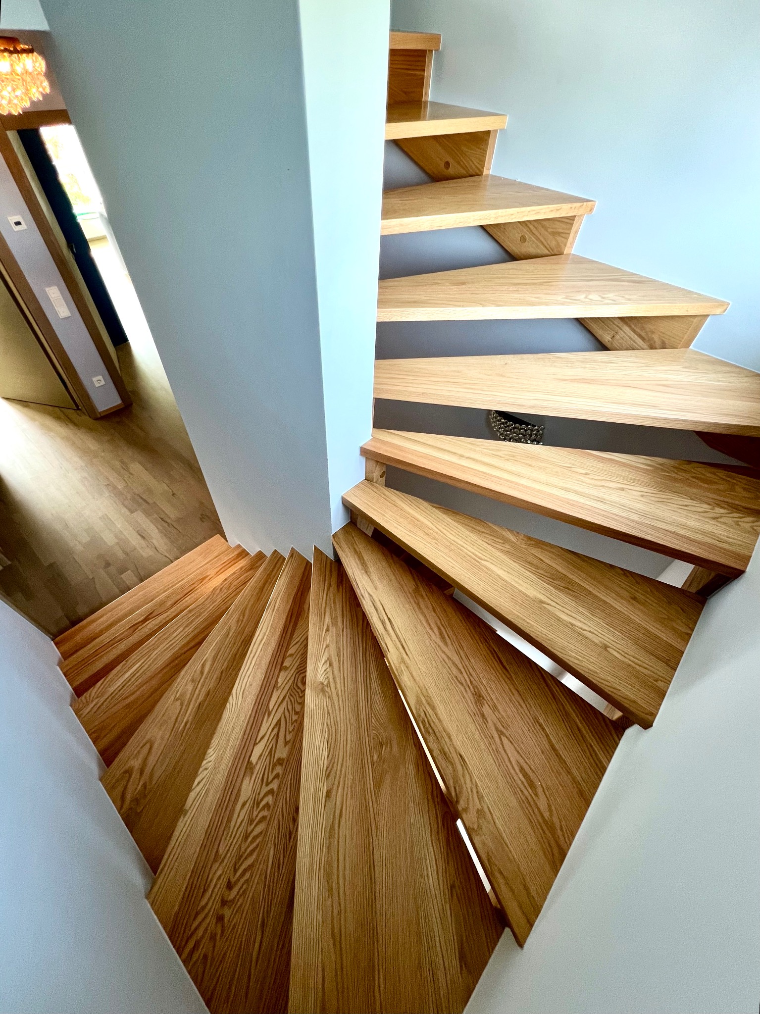 Schody dębowe ażurowe na drewnianej konstrukcji