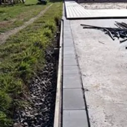 Obrzeża betonowe pod systemy automatycznego koszenia - Automover (w trakcie pracy)