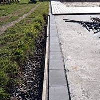 Obrzeża betonowe pod systemy automatycznego koszenia - Automover (w trakcie pracy)