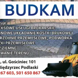 Żółta koparko-ładowarka JCB na tle kostki brukowej i informacji o firmie BUDKAM oferującej usługi brukarskie, roboty ziemne i niwelację terenu.
