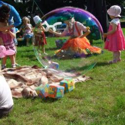 klauni szczudlarze urodziny dla dzieci animatorzy bańki mydlane
