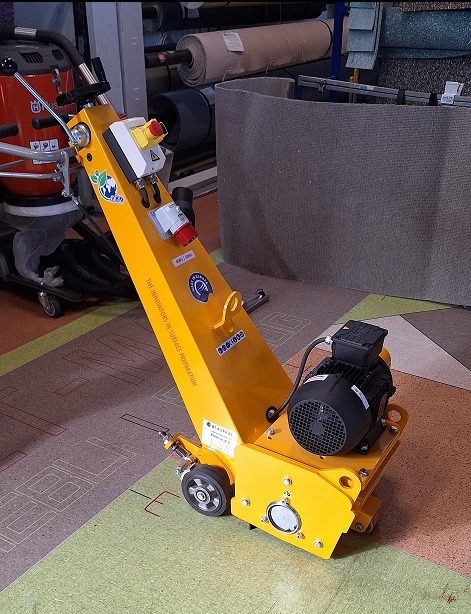 Frezarka do szlifowania bethonu zbiera 6 mm wierzchniej warstwy i pracuje 120 m2 / h