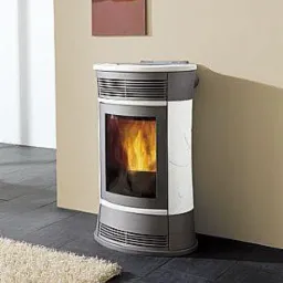 Wolnostojący piec kominkowy z płaszczem wodnym EdilKamin Lechma w odcieniach szarości i bieli, z widocznym płomieniem za szybą, ustawiony na ciemnej podłodze w rogu pomieszczenia.