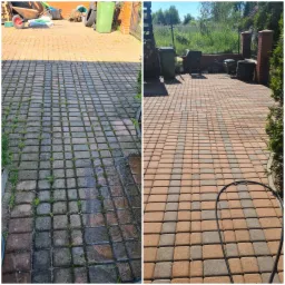 Porównanie kostki brukowej przed i po czyszczeniu: po lewej stronie brudna, porośnięta mchem i chwastami, po prawej czysta, z widocznym kolorem i strukturą. W tle widoczne elementy otoczenia, w tym...