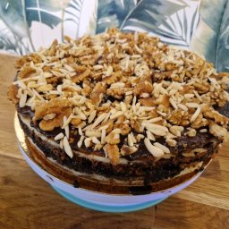 Ciasto czekoladowe  z kremem adwokatowym i orzechami 