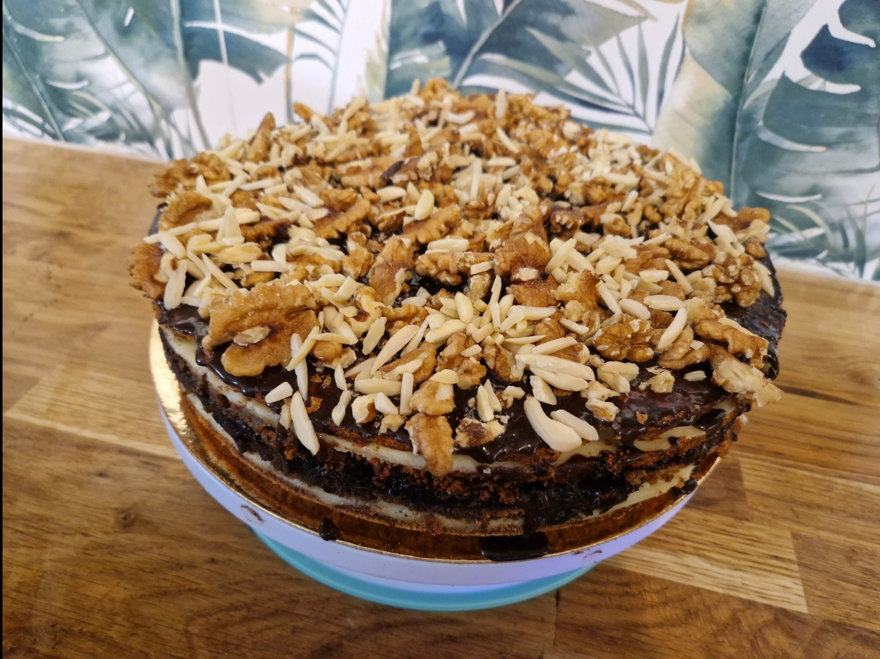 Ciasto czekoladowe z kremem adwokatowym i orzechami