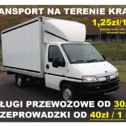 Biały bus dostawczy z reklamą usług transportowych we Włocławku. Informacja o cenie za km i godzinę. Tło: stadion.