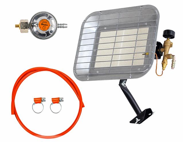 Zestaw części do gazowego promiennika ciepła: regulator ciśnienia gazu z manometrem marki Bradas, pomarańczowy wąż gazowy z dwoma zaciskami oraz promiennik z metalową obudową i ceramiczną płytą...