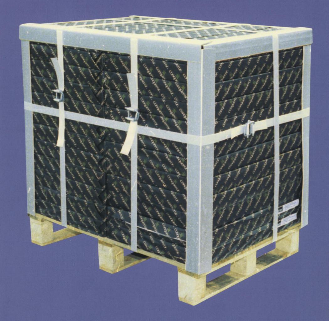 Paleta z zabezpieczonym ładunkiem tekturowych kątowników ochronnych, owinięta taśmami mocującymi z metalowymi klamrami.