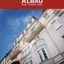 Elewacja budynku mieszkalnego w jasnych barwach z balkonami i oknami, widok z dołu na błękitne niebo, na pierwszym planie logo firmy budowlanej z hasłem 'Projekt Wykonanie Nadzór' oraz informacja...