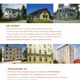 Plakat firmy budowlanej Albau prezentujący wizualizacje domów i budynków wielorodzinnych, z informacjami o specjalizacji w budownictwie energooszczędnym i wykorzystaniu OZE.