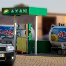 Axan Sp.z o.o. - Czarny samochód Audi na stacji paliw z dystrybutorem i zbiornikami autogazu oznaczonymi logo AXAN i motywem słonecznika.