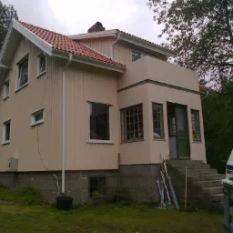 Kompleksowy remont dachu i elewacji z wymianą okien.