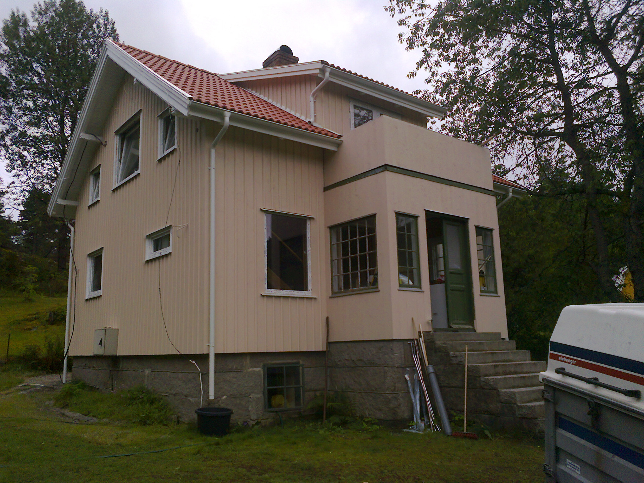 Kompleksowy remont dachu i elewacji z wymianą okien.