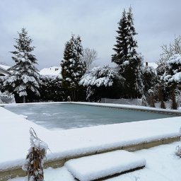 Baseny Magiline pozostają na zimę napełnione wodą. Skimmery i dysze są zabezpieczane specjalnymi panelami, a woda usuwana z instalacji. Konstrukcja niecki jest odporna na prace gruntu i lód wewnątrz basenu. Technologia Magiline dba o środowisko naturalne.