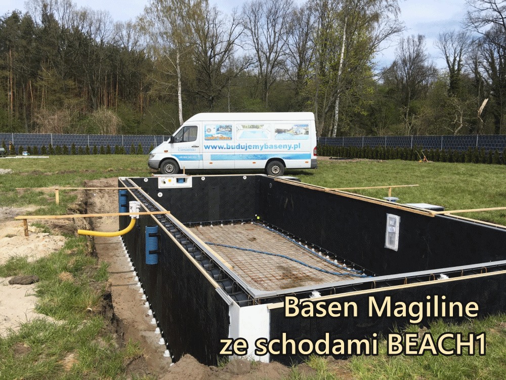 Budowa basenu Magiline ze schodami BEACH1: widok na wykop z częściowo zamontowaną konstrukcją, siatką zbrojeniową i instalacją hydrauliczną; w tle zaparkowany biały bus z reklamą firmy budującej...