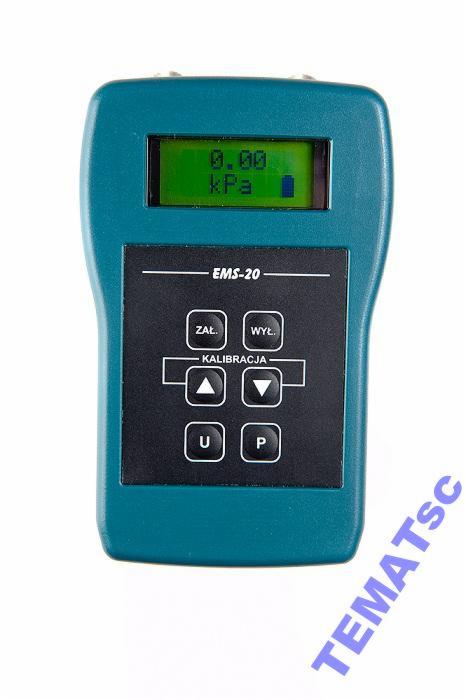 Cyfrowe urządzenie pomiarowe EMS-20 w obudowie koloru turkusowego, z wyświetlaczem LCD pokazującym wartość 0.00 kPa, czarny panel z przyciskami funkcyjnymi: Zał., Wył., Kalibracja, U, P.