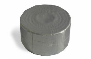 Szary, okrągły element systemu rynnowego, prawdopodobnie zaślepka, na białym tle z delikatnym cieniem.