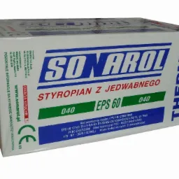 Paczka styropianu Sonarol EPS 60 z widocznymi oznaczeniami i logo producenta, etykieta z informacjami technicznymi i certyfikatami.