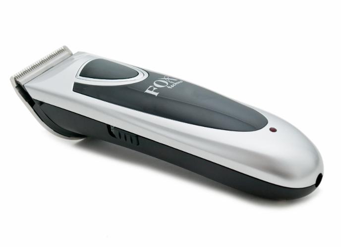 Srebrno-czarna maszynka do strzyżenia włosów marki Fox na białym tle, widoczny włącznik i ostrza