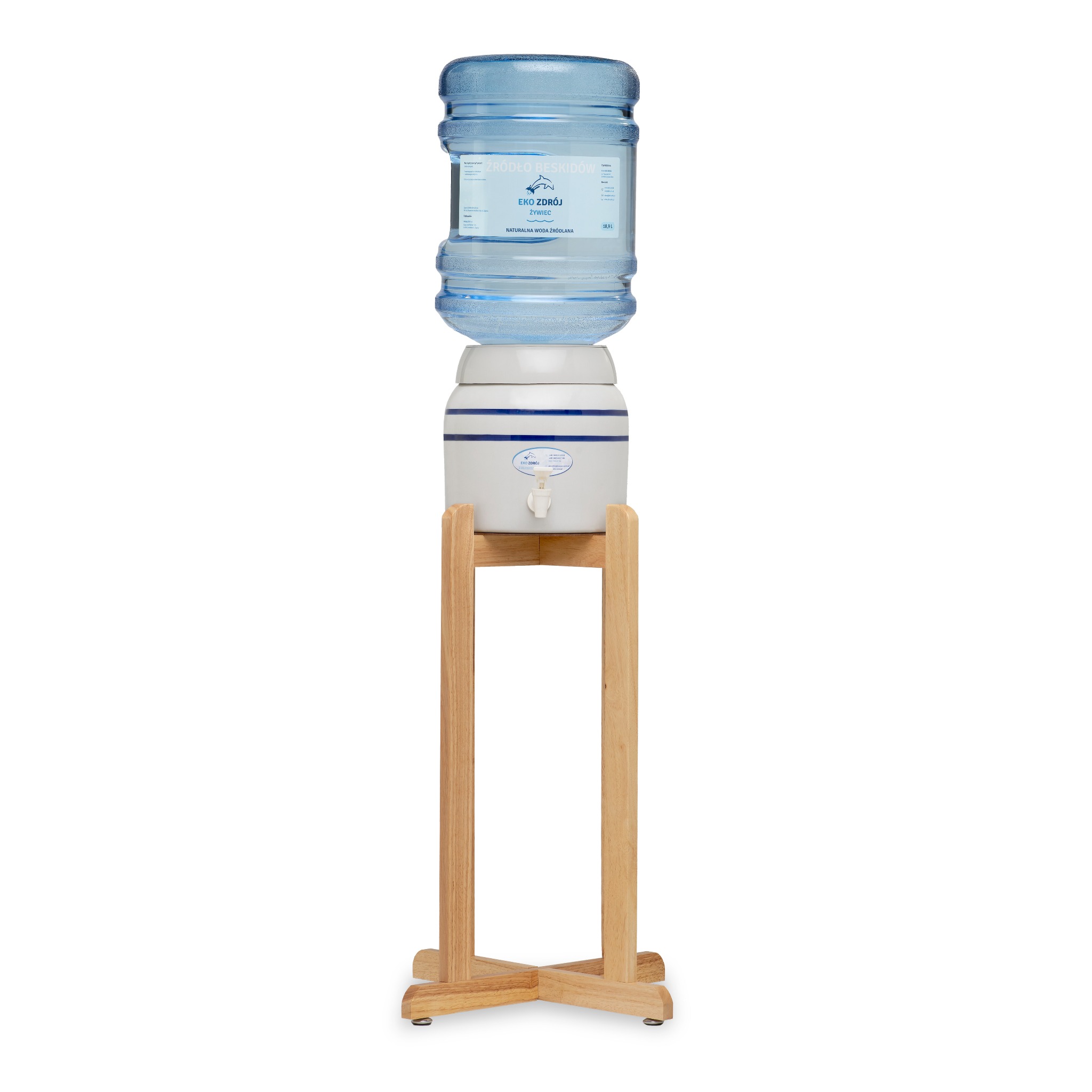 Ceramiczny dystrybutor wody z butlą Eko Zdrój na drewnianym stojaku, widok centralny na białym tle.