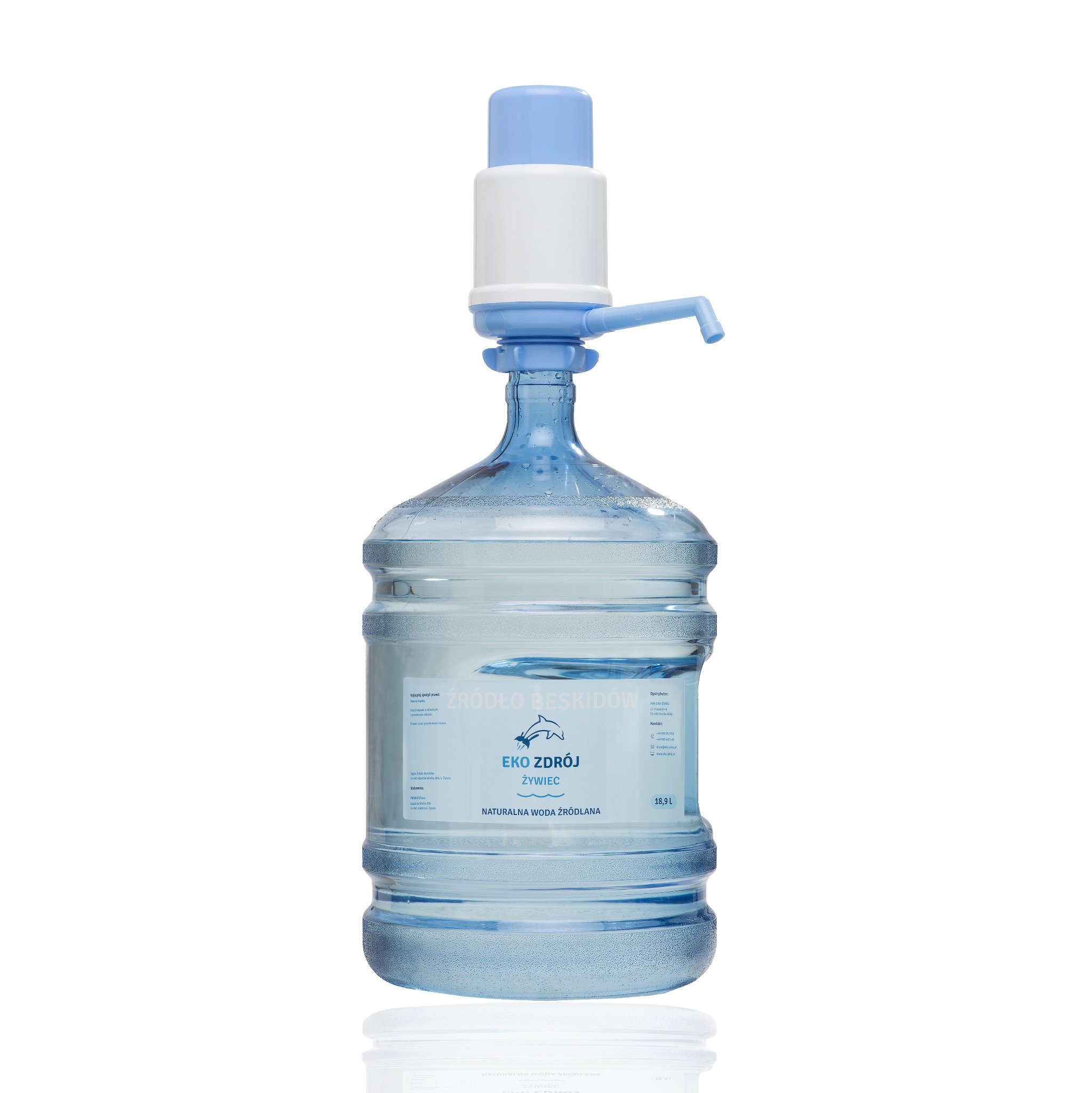 Butla z wodą źródlaną Eko Zdrój Żywiec o pojemności 18,9 litra, z niebiesko-białą pompką na tle białego studia, widoczne odbicie butli.