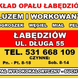 Żółto-biało-czerwony szyld reklamowy składu opału z informacjami kontaktowymi i godzinami otwarcia.