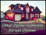 Czerwony dom jednorodzinny z ciemnym dachem, garażem i charakterystyczną wieżyczką, w tle widoczna zieleń. Na pierwszym planie napis: Usługi Ogólno-budowlane Dariusz Cholewo.