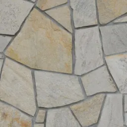 Ściana wyłożona nieregularnymi płytami z kamienia naturalnego, prawdopodobnie gnejsu, o zróżnicowanej kolorystyce od beżu po szarość, z widocznymi spoinami wypełnionymi szarą zaprawą.