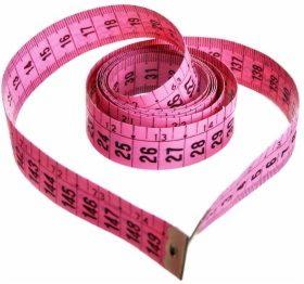 Różowa miarka krawiecka ułożona w kształt serca, symbolizująca dążenie do zmiany sylwetki.