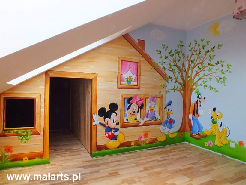 Pokój dziecięcy z artystycznym malowaniem ścian przedstawiającym dom z postaciami z bajek Disneya, w tym Mickey Mouse, Minnie Mouse, Donald Duck, Goofy i Pluto, z elementami trójwymiarowymi...