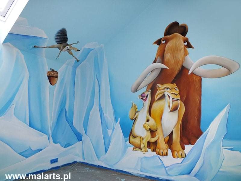 Malowidło na ścianie przedstawiające postacie z Epoki Lodowcowej: Scrat goniący za żołędziem, Diego, Sid i Manny na tle lodowych gór, wykonane w jasnych, pastelowych barwach.