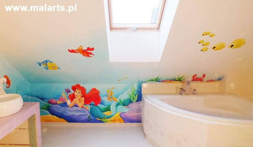 Pokój dziecięcy w stylu podwodnego świata z ręcznie malowaną Arielką i innymi postaciami z bajki, widoczne okno dachowe i wanna narożna.