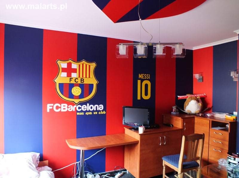 Pokój z pomalowanymi ścianami w barwach FC Barcelony: pionowe pasy czerwieni i granatu, herb klubu, numer 10 Messi, pluszowa maskotka na szafce, nowoczesna lampa sufitowa.