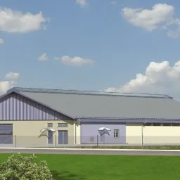 Wizualizacja hali przemysłowej z szarym dachem i niebieskimi akcentami, widoczny silos i traktor w tle.