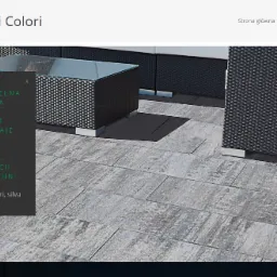 Prezentacja tarasu wyłożonego szarymi płytami Asti Colori z meblami rattanowymi w kolorze czarnym, widok na fragment tarasu i ścianę budynku.