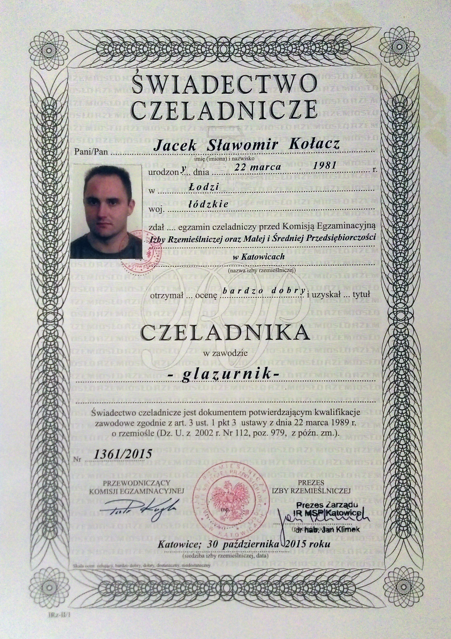 Skan świadectwa czeladniczego z fotografią, wydanego w Katowicach 30 października 2015 roku dla Jacka Sławomira Kołacza w zawodzie glazurnika, z oceną bardzo dobry.