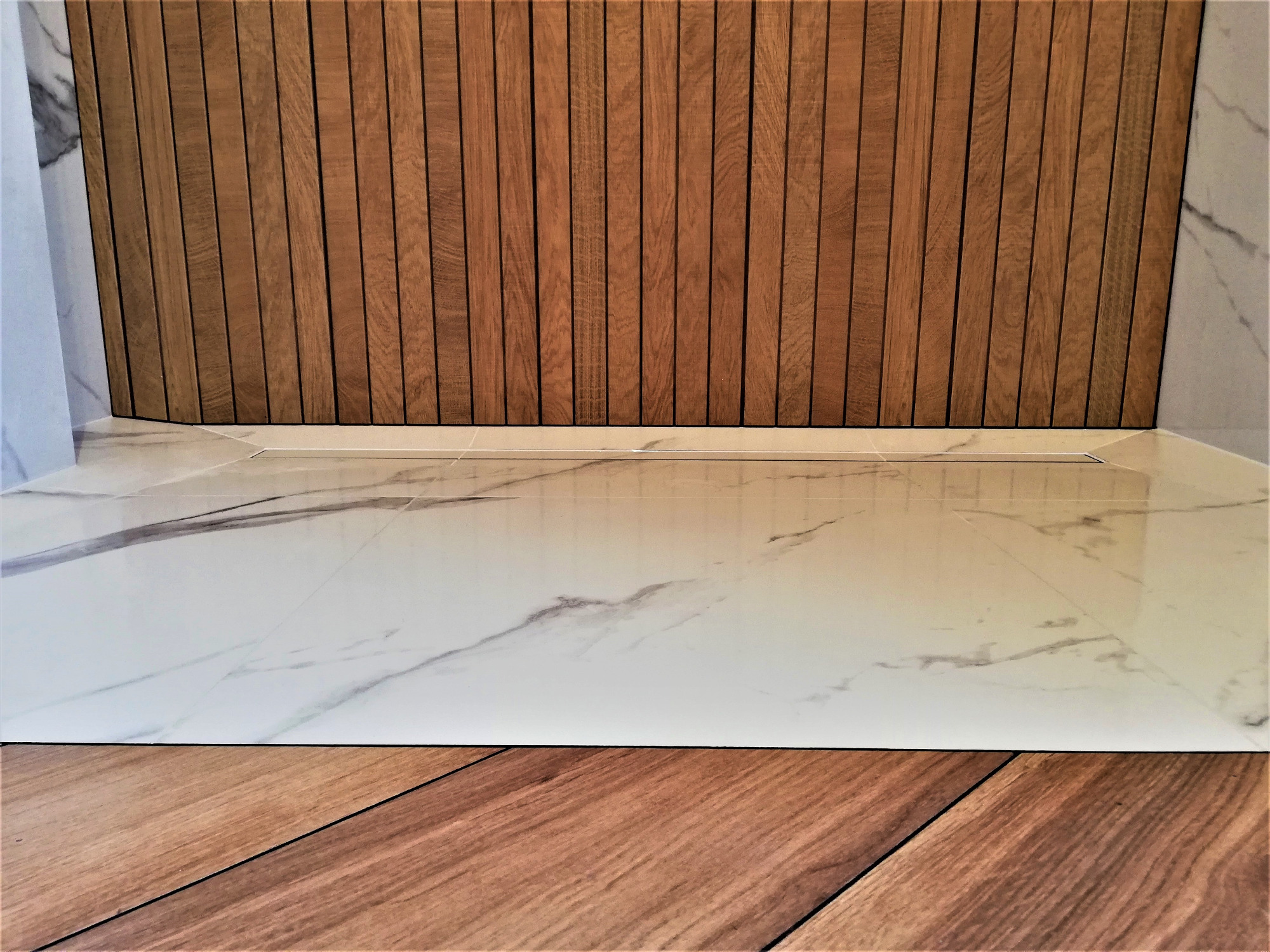 Wnętrze łazienki z drewnianymi panelami ściennymi, marmurową podłogą i odpływem liniowym w kabinie prysznicowej.