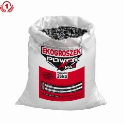 Worek z węglem ekogroszkiem Power Max o wadze 25 kg, widoczne bryłki węgla w otwartym worku, na worku czerwono-białe etykiety informacyjne, u góry po lewej stronie symbol graficzny.
