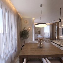 House-Design - Nowoczesne wnętrze: drewniany stół jadalny, duże okno z białymi firanami, marmurowy blat kuchenny, wisząca lampa i salon z telewizorem oraz dekoracyjną rośliną w tle.