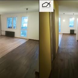 Robimy.remonty - Dwa ujęcia tego samego pokoju po częściowej wymianie podłogi: po lewej stronie jaśniejsza, drewniana podłoga, po prawej ciemniejsza, ułożona wzdłuż pokoju. Na ścianie widoczny grzejnik i okna.