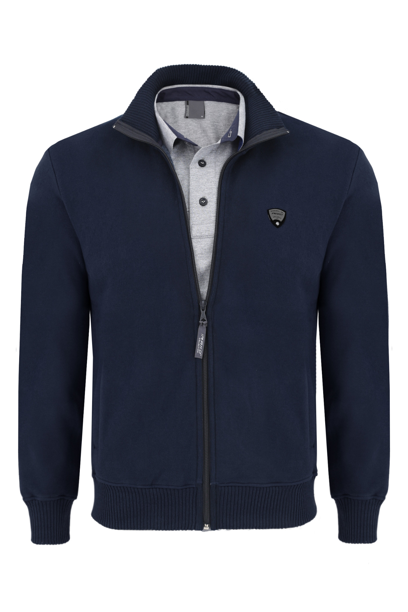 Granatowa, rozpinana bluza męska z kołnierzykiem, pod którą widać szarą koszulkę polo. Widoczny zamek błyskawiczny i małe logo na piersi.