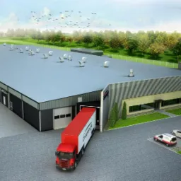 Wizualizacja 3D hali magazynowej z blachy trapezowej, z rampą rozładunkową i zaparkowanymi samochodami osobowymi. Budynek otoczony zielenią i drzewami.