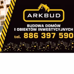 Mężczyzna w kamizelce odblaskowej trzymający kask i zwinięte plany budowlane na tle budowy i logo firmy ARKBUD oferującej budowę domów i obiektów inwestycyjnych.