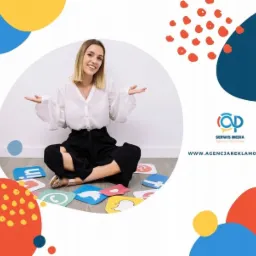 Uśmiechnięta kobieta siedzi po turecku na podłodze otoczona ikonami mediów społecznościowych, po prawej stronie logo agencji reklamowej Serwis Media.