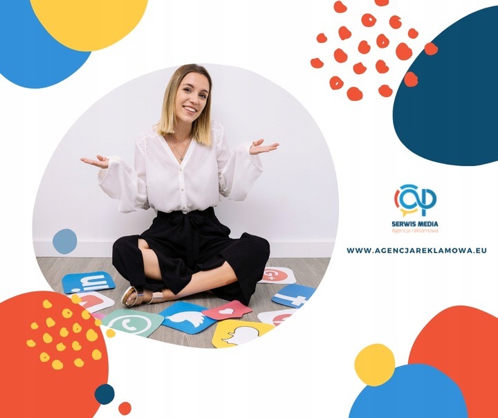 Uśmiechnięta kobieta siedzi po turecku na podłodze otoczona ikonami mediów społecznościowych, po prawej stronie logo agencji reklamowej Serwis Media.