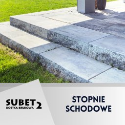 PPHU Subet 2 s.c. - Stopnie schodowe z szarej kostki brukowej prowadzące na taras, widoczne trawnik i donice w Zgierzu, prezentacja firmy SUBET 2.