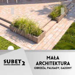 PPHU Subet 2 s.c. - Beżowa kostka brukowa ułożona w jodełkę tworząca taras z dwoma podwyższonymi rabatami z trawami ozdobnymi, widoczny fragment ogrodu z dekoracyjną kulą i logo firmy SUBET 2.