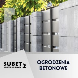 PPHU Subet 2 s.c. - Nowoczesne ogrodzenie betonowe z szarymi przęsłami, widoczne z bliska, z zielenią w tle. Dolna część zdjęcia zasłonięta grafiką z logiem firmy Subet 2 i napisem Ogrodzenia Betonowe.